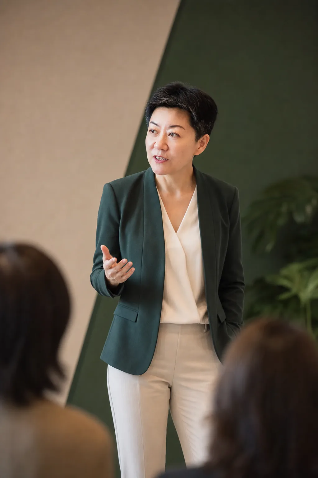 Susan 在领导力沙龙中与听众交流