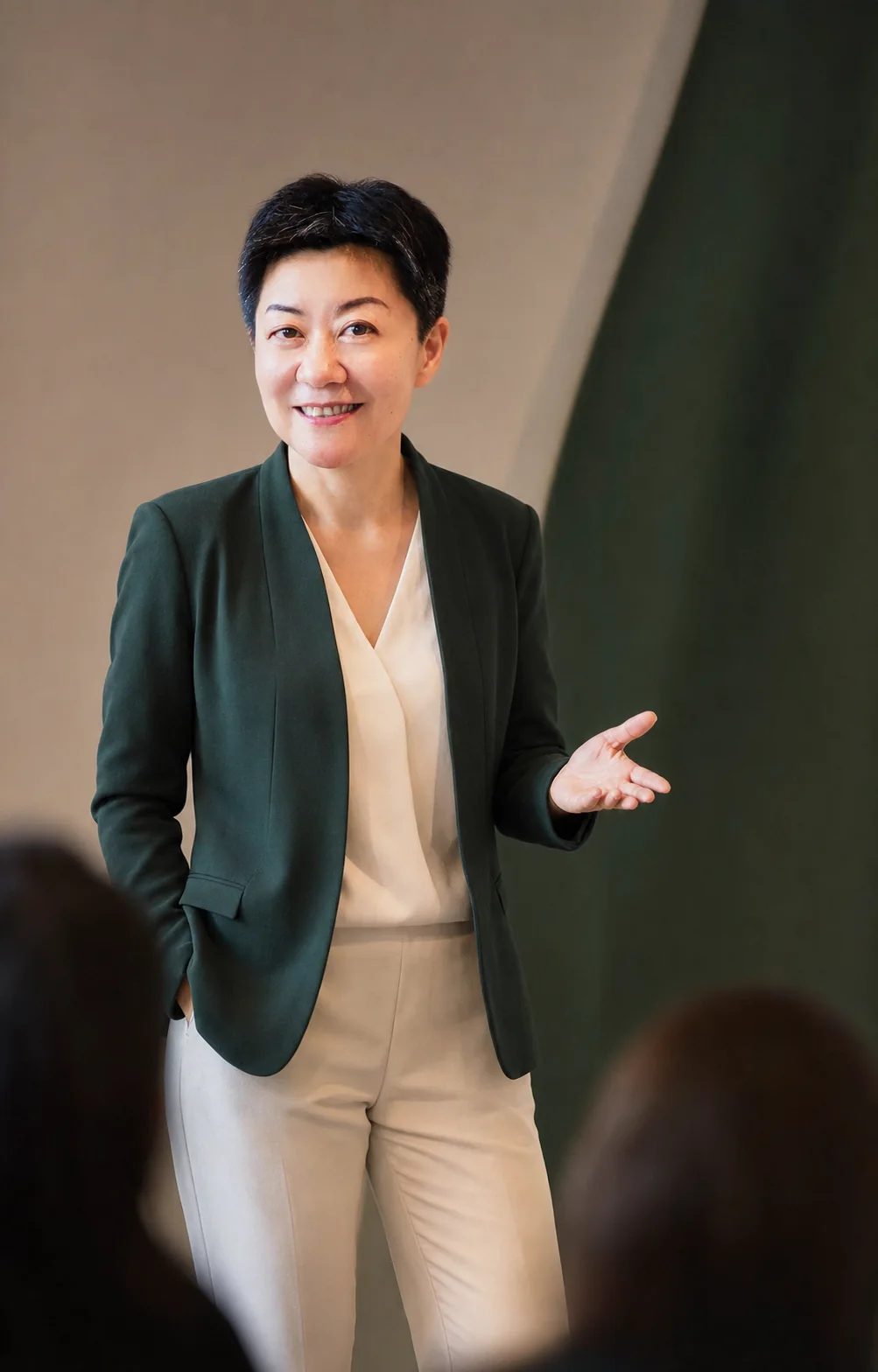 Susan 在领导力沙龙中与听众交流